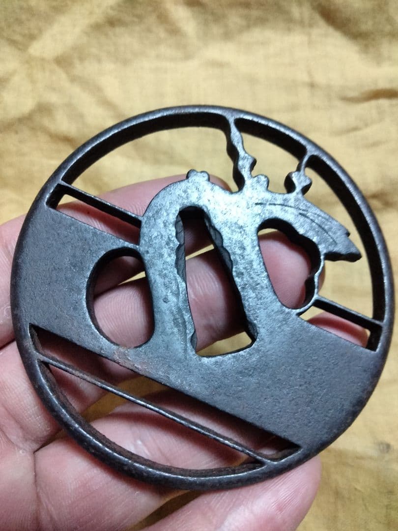 ♦最終価格♦鉄鍔　鐔(土佐国住　明珍紀利雄　桐に引両図透かし)　江戸時代　箱付き