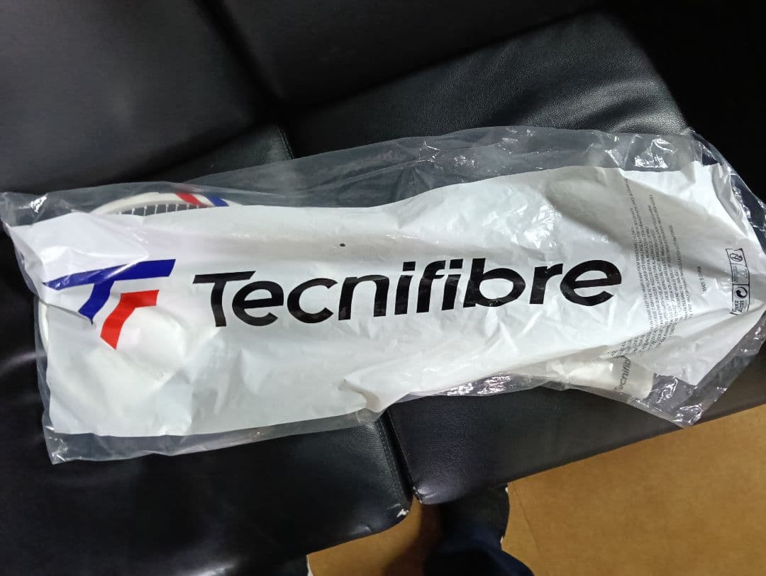 新品テクニ ファイバーT-FIGHT100インチ300ｇ未使用ガット付き