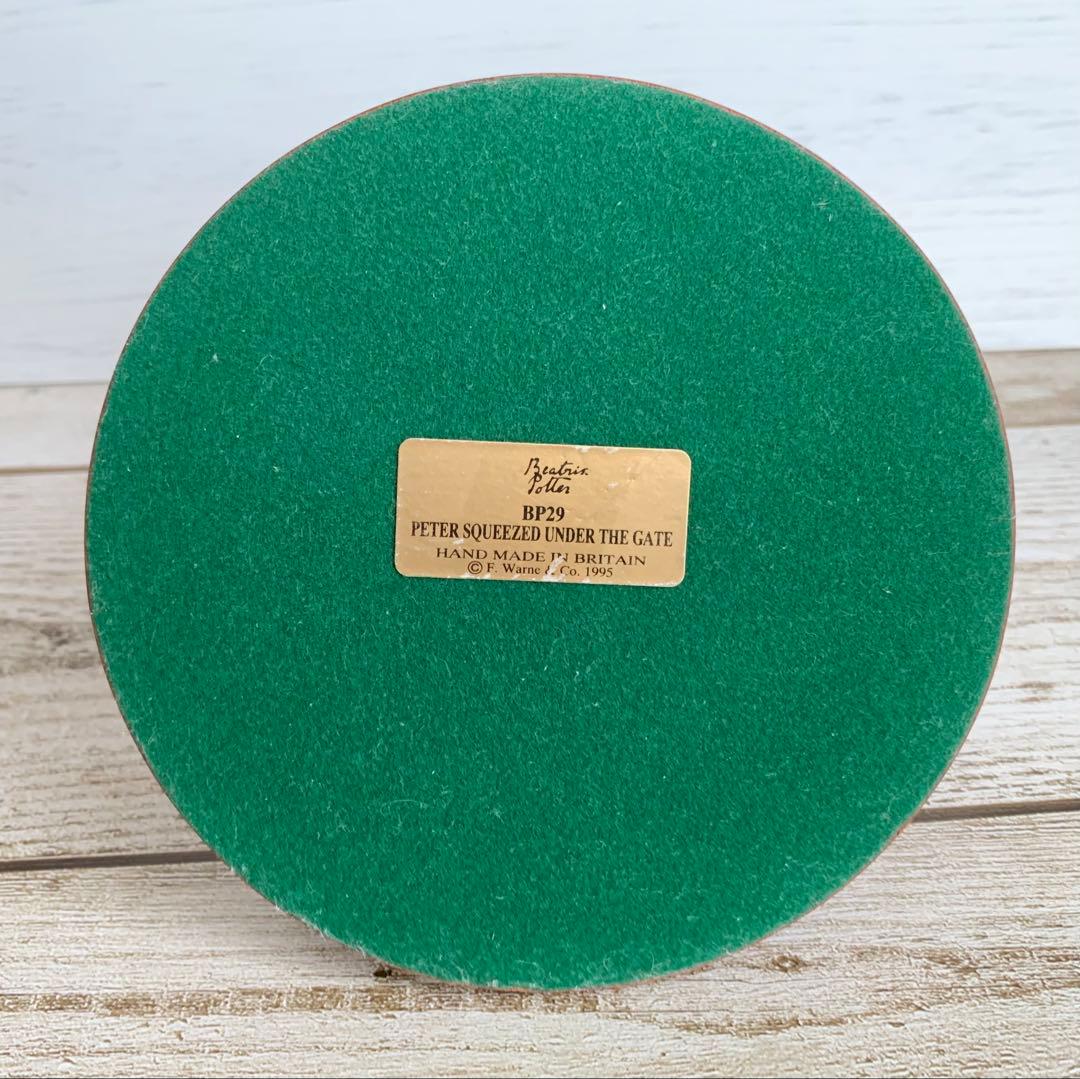 柵をくぐるピーター フィギュリン ピーターラビット 置物