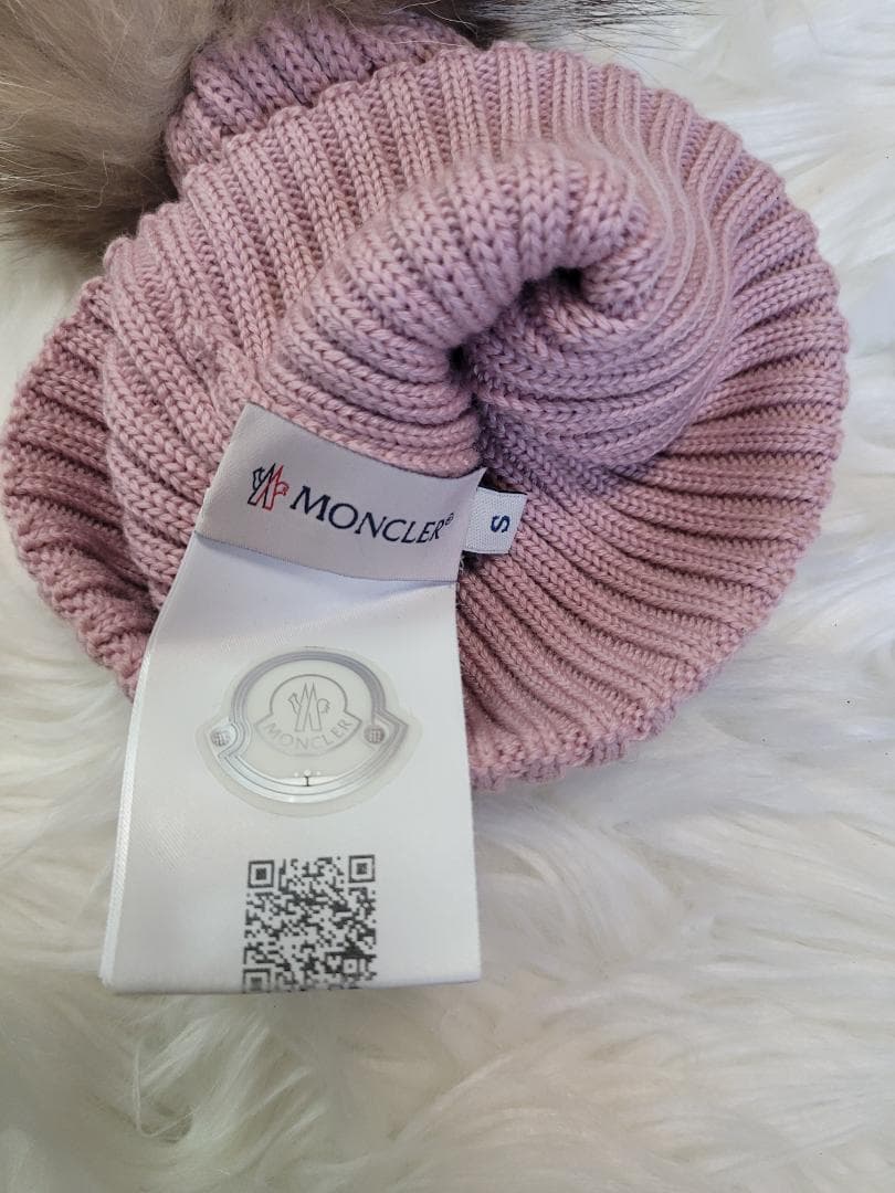 MONCLER ピンクファー付きニット帽