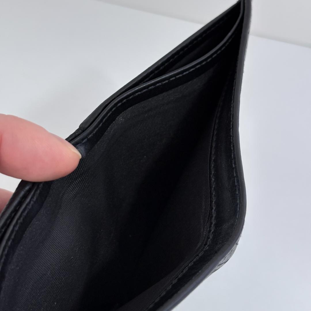 GUCCIのブラックレザー二つ折り財布、GGパターンデザイン