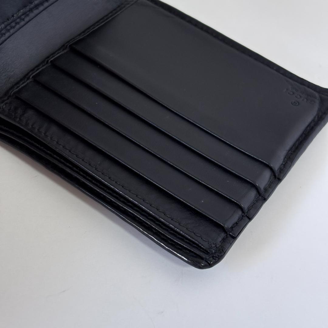 GUCCIのブラックレザー二つ折り財布、GGパターンデザイン