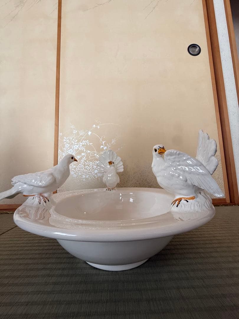 陶器製の白い鳥の置物