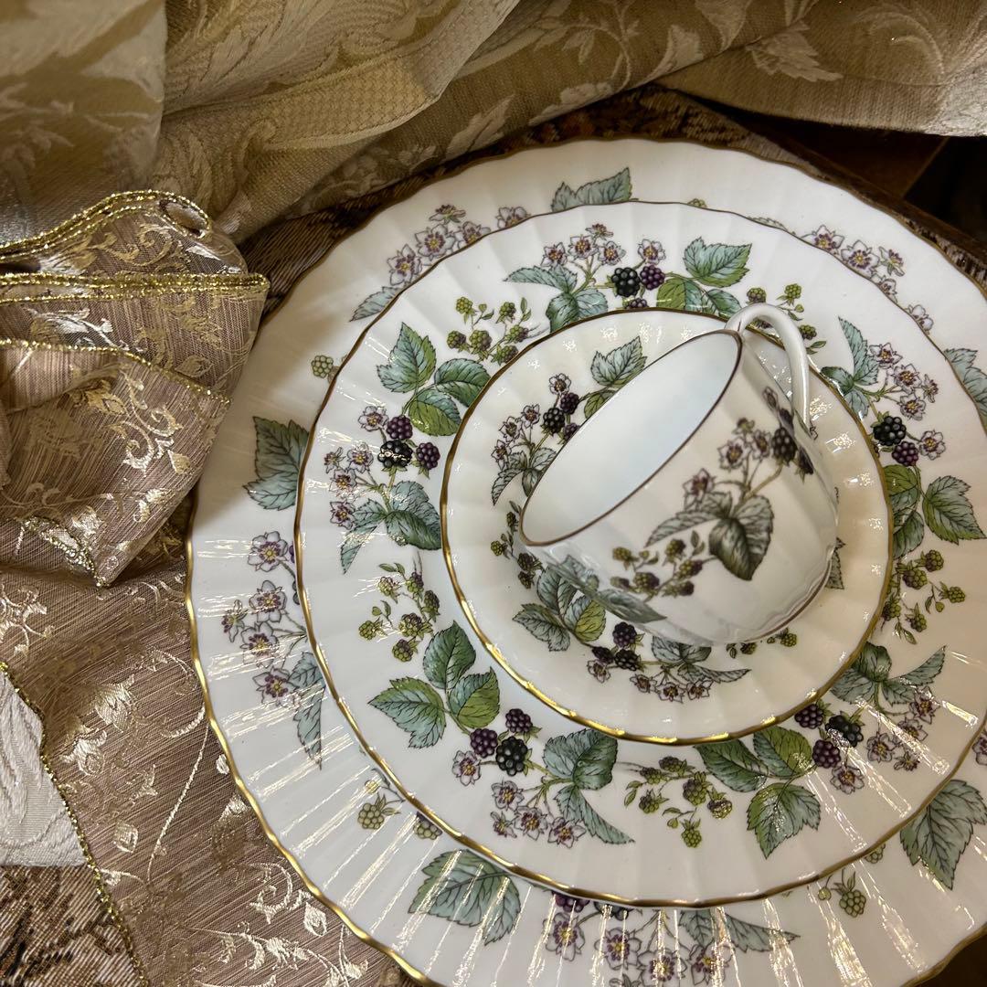 英国製 worcesterボタニカルリースと金彩の美しいディナー皿3枚