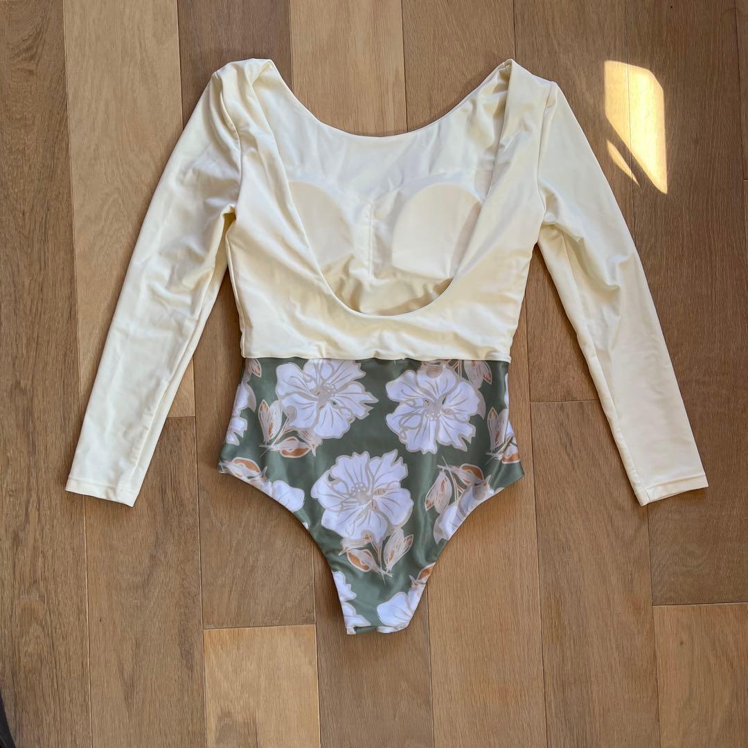 SWELLY 長袖ワンピース水着 フラワープリント