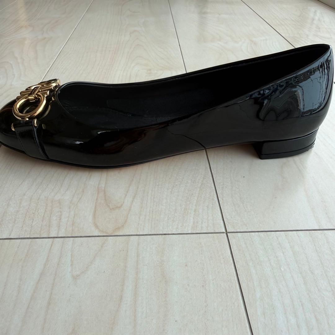 フェラガモ　フラットシューズ　パンプス　靴　レディース　黒　エナメル　23