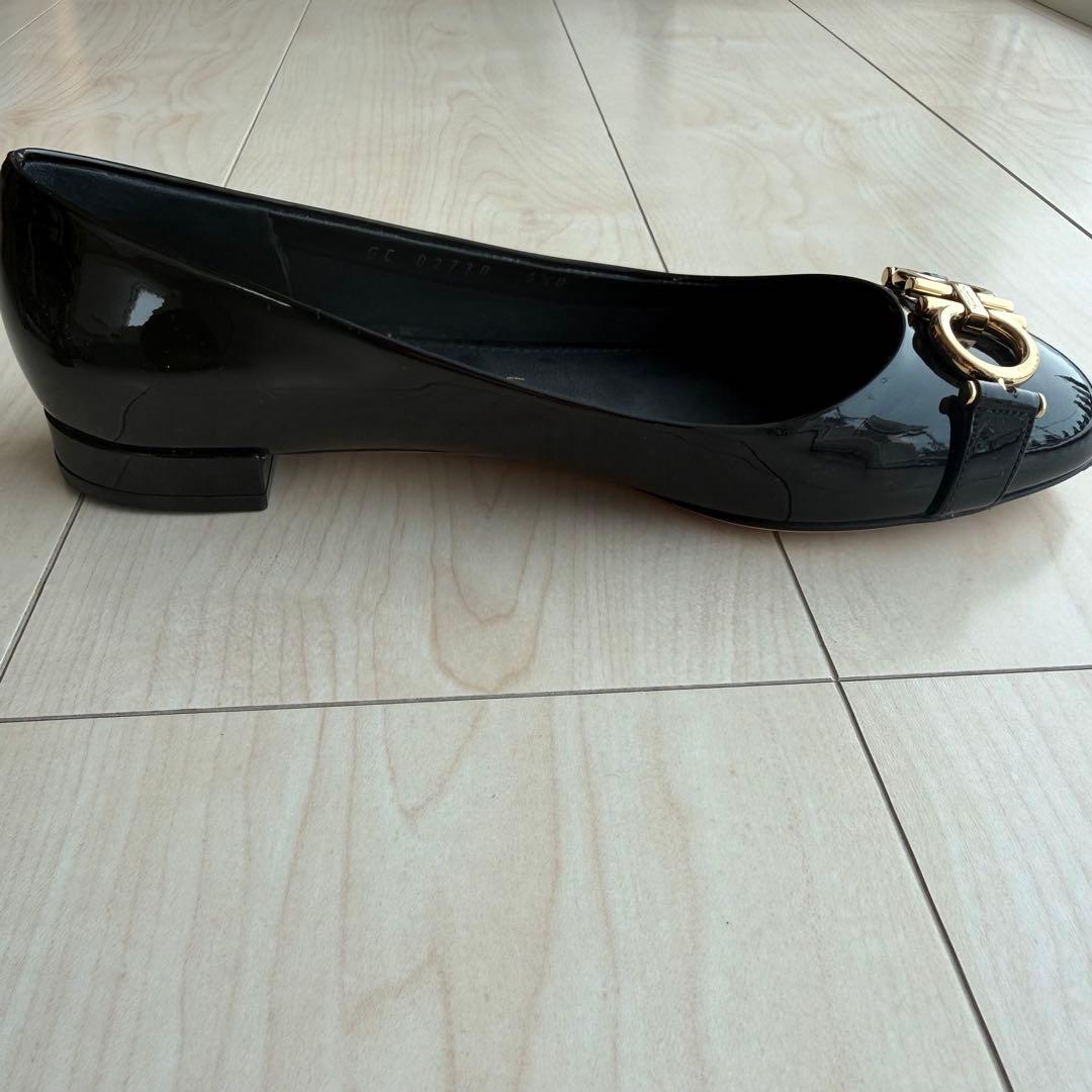 フェラガモ　フラットシューズ　パンプス　靴　レディース　黒　エナメル　23