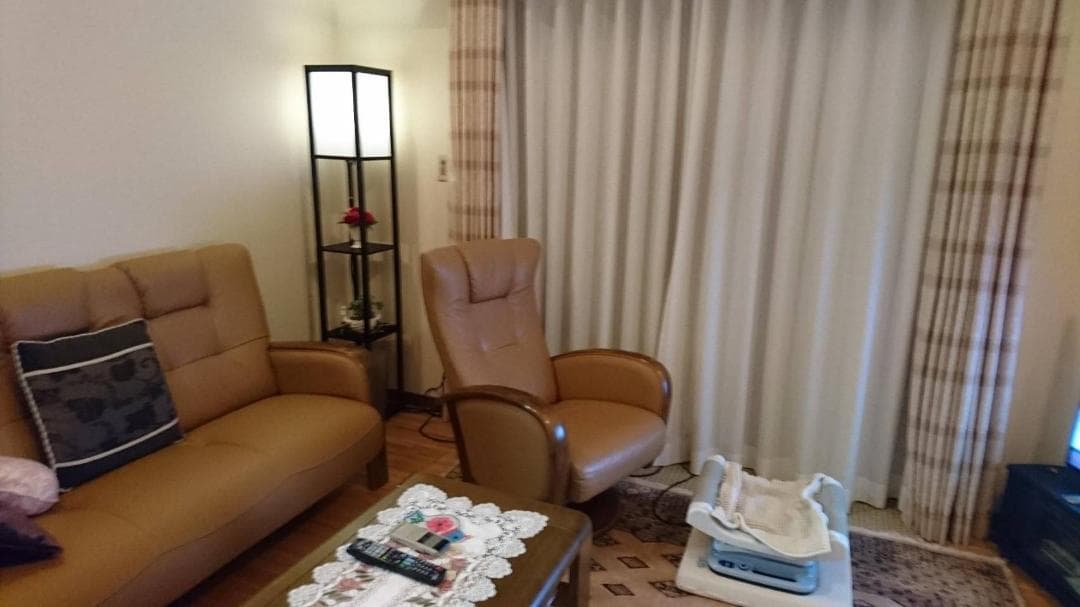 ラックが付いた組み立て式の木製フロアライト