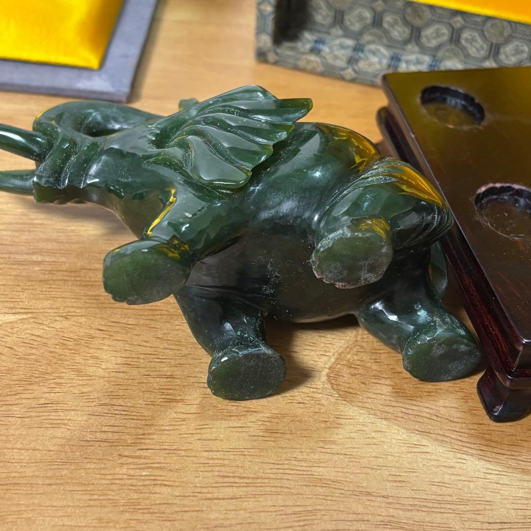 象　玉石　碧玉　台座付き　置物