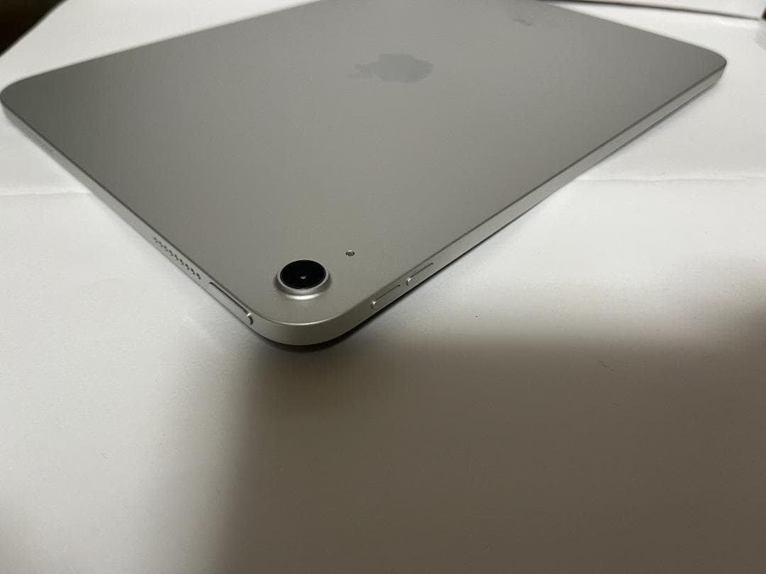 ipad (第10世代) シルバー Wi-Fi　☆ガラスフィルム及びケース付き☆