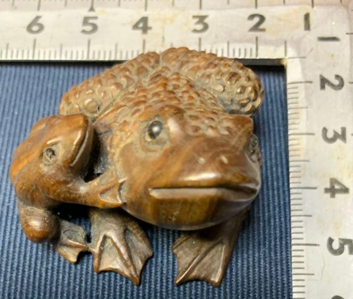 蛙根付  蛙 骨董 カエル 置物 縁起物  レトロ アンティーク　銘あり