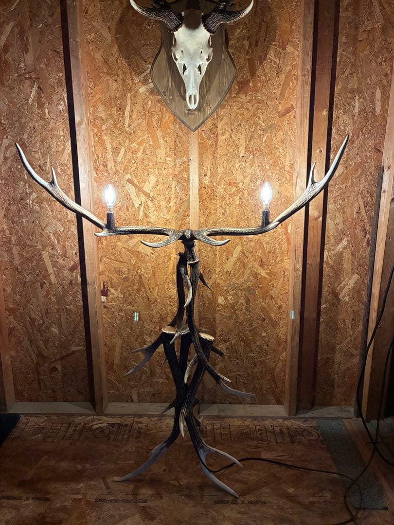 鹿角の装飾品デザイン フロアスタンド 2灯