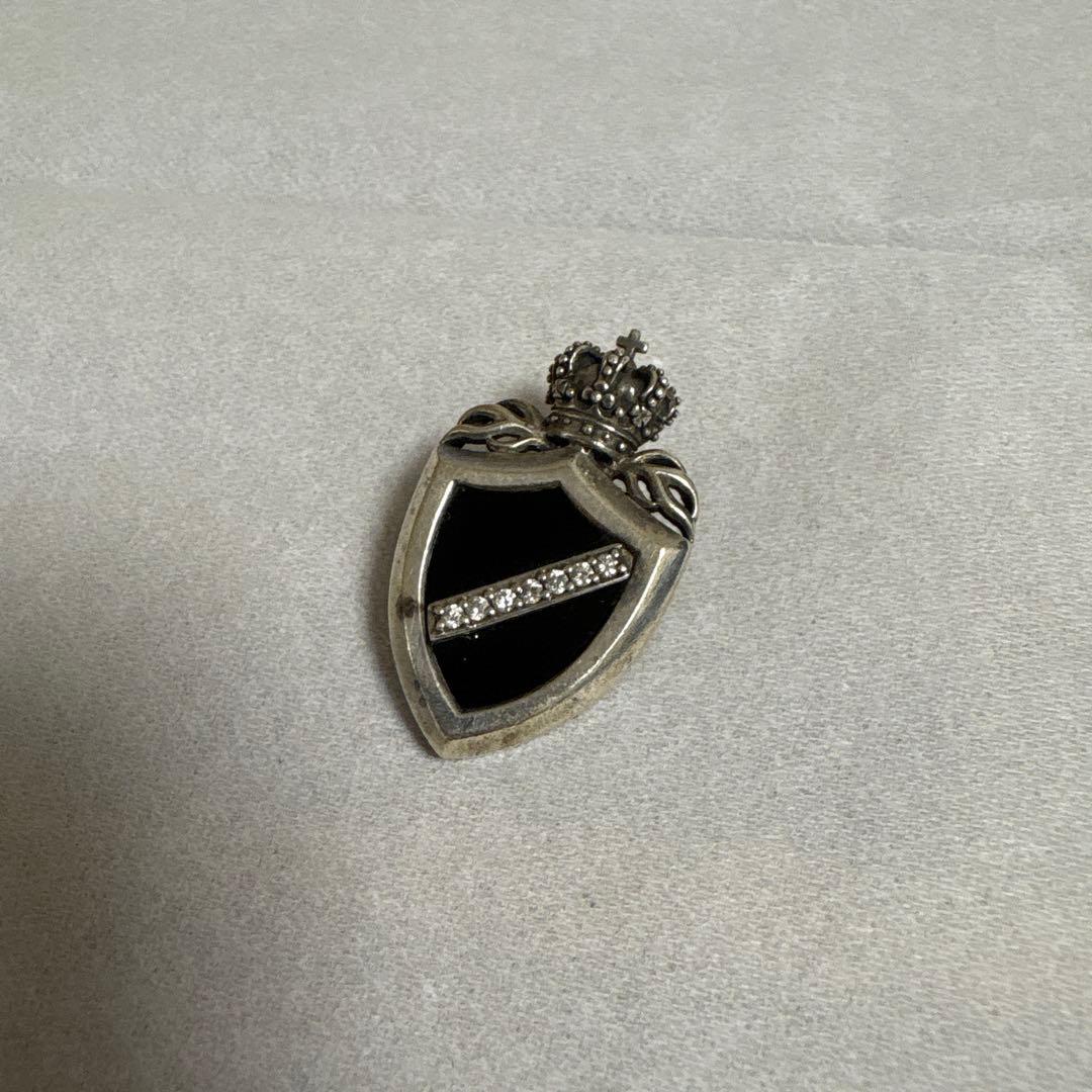 Justin Davis シールド型ペンダントネックレス