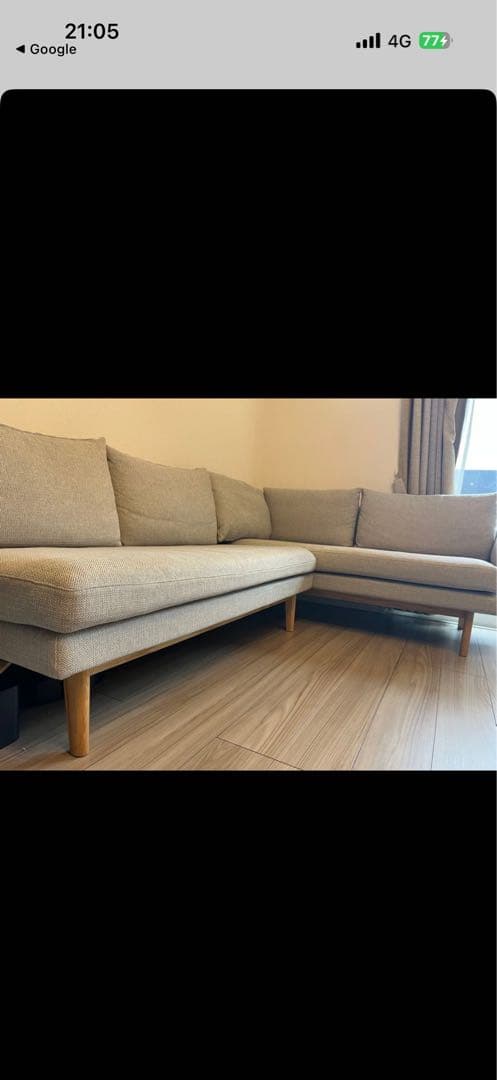 グレージュのファブリックソファ