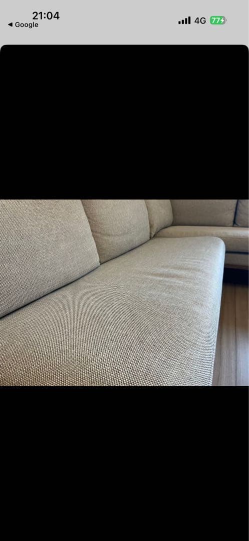 グレージュのファブリックソファ