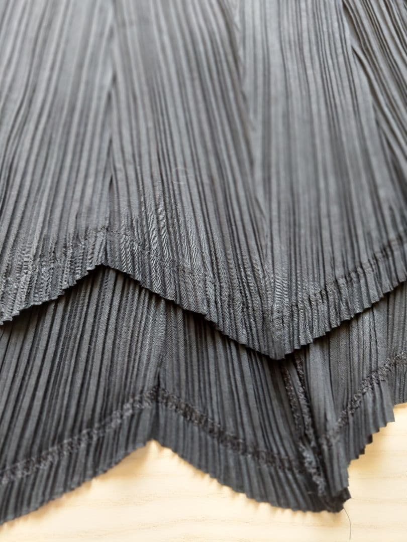 イッセイミヤケISSEY MIYAKE FETE 斜め切り替えプリーツ 黒