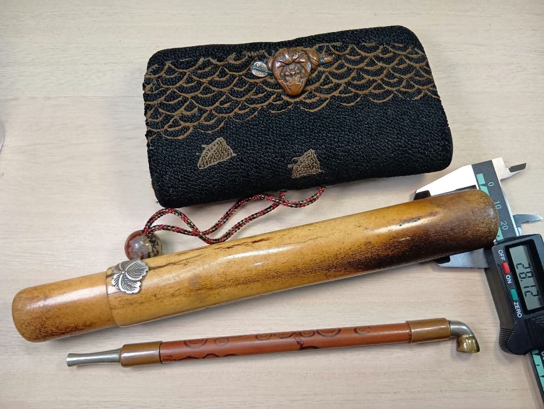 煙草入相良刺繍／達磨図前金具／美品煙管筒