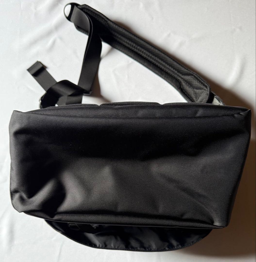 バッグ monolith SHOULDER PRO FLAP M BLACK