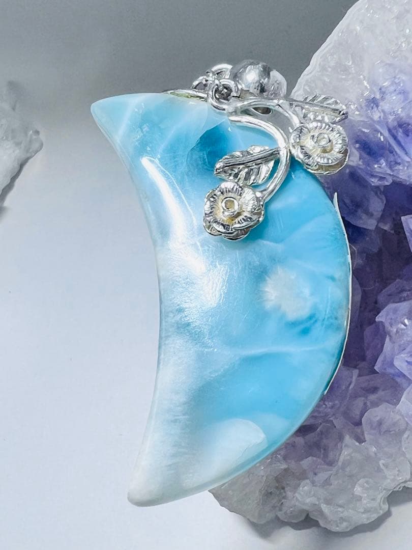 おすすめです高品質ラリマーペンダントトップ 月モチーフ お守り 天然石