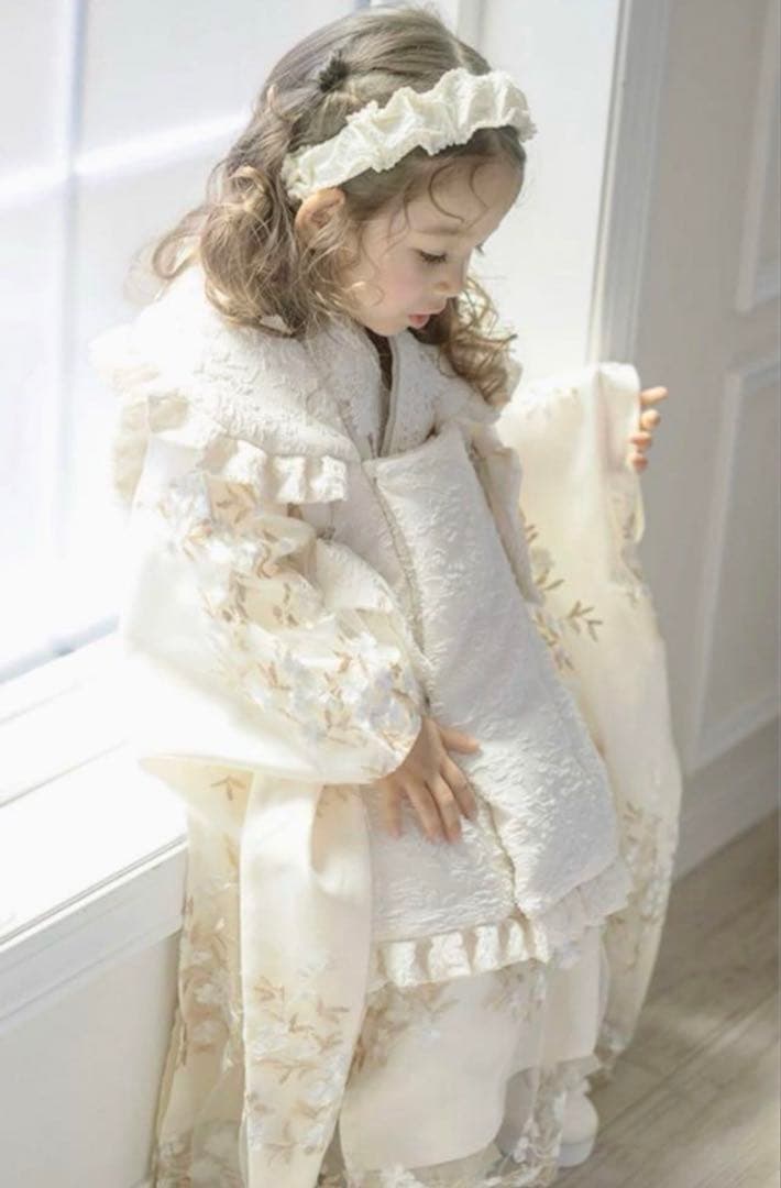 キャサリンコテージ　七五三　クリーム色 被布着 花柄刺繍　アイボリー 着物