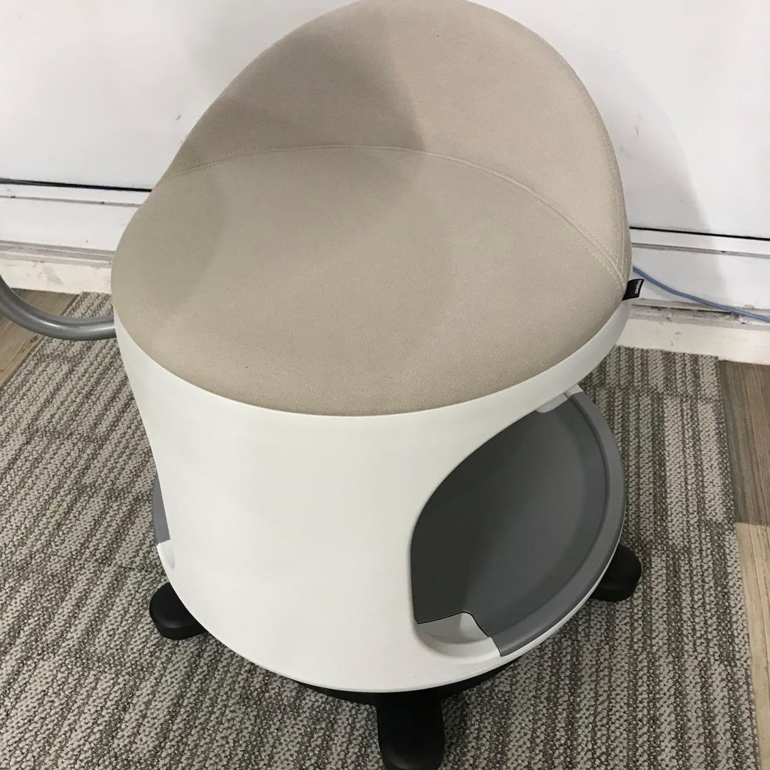 【展示品2025年製】オカムラ　クレイドル　テーブル付きスツール　ベージュ