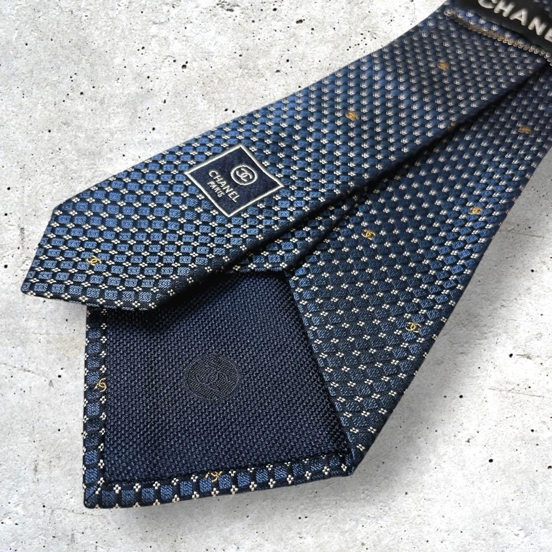 CHANEL ゴールドのココマーク ジャガード織 シルク ネクタイ ネイビー