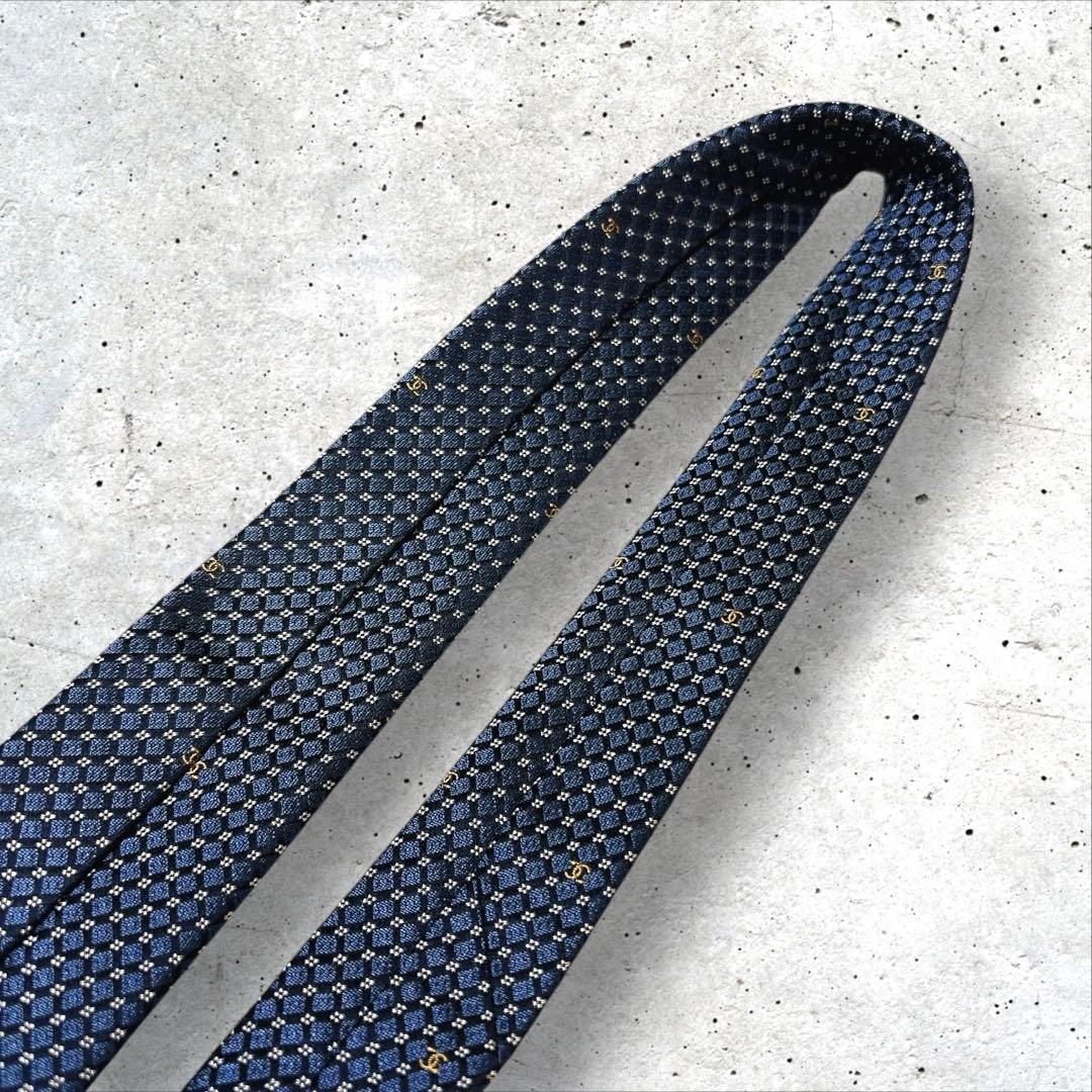 CHANEL ゴールドのココマーク ジャガード織 シルク ネクタイ ネイビー