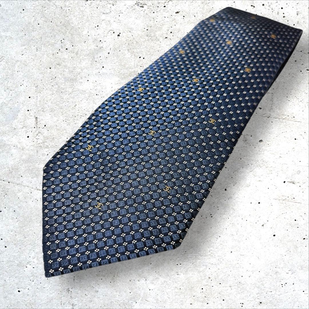 CHANEL ゴールドのココマーク ジャガード織 シルク ネクタイ ネイビー