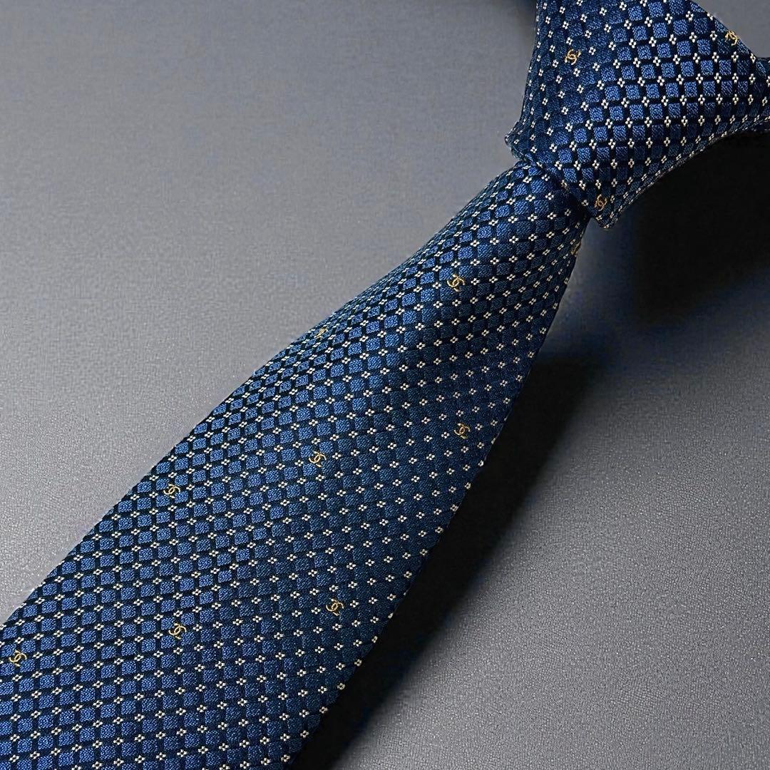 CHANEL ゴールドのココマーク ジャガード織 シルク ネクタイ ネイビー