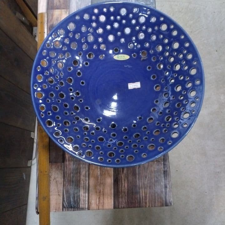 青い穴あきボウル