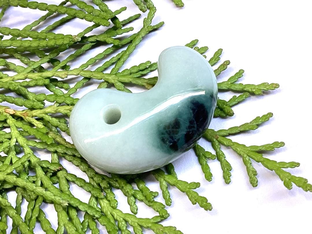 ✳味身絶品‼️高価糸魚川翡翠勾玉　微細な結晶に濃厚な緑　身近な御守りに　本物を‼️