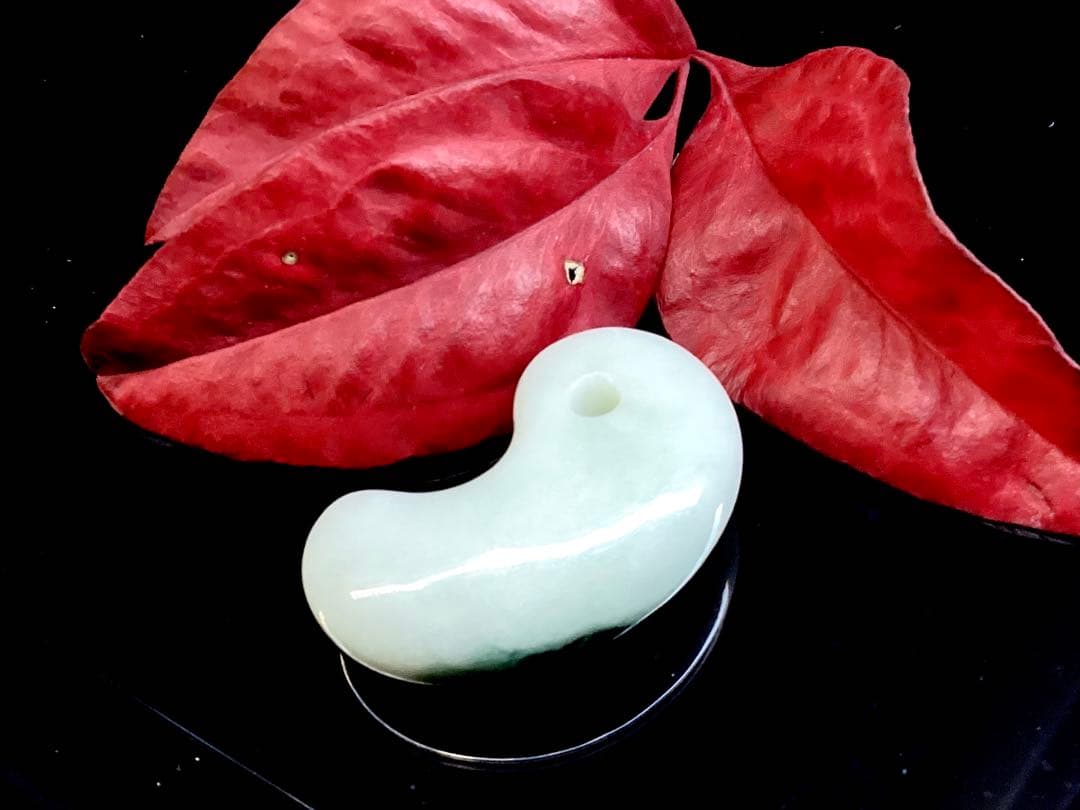 ✳味身絶品‼️高価糸魚川翡翠勾玉　微細な結晶に濃厚な緑　身近な御守りに　本物を‼️