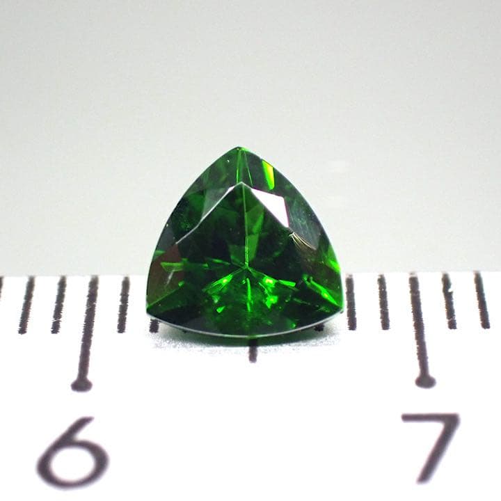 【ロシア/シベリア産】クロムダイオプサイト