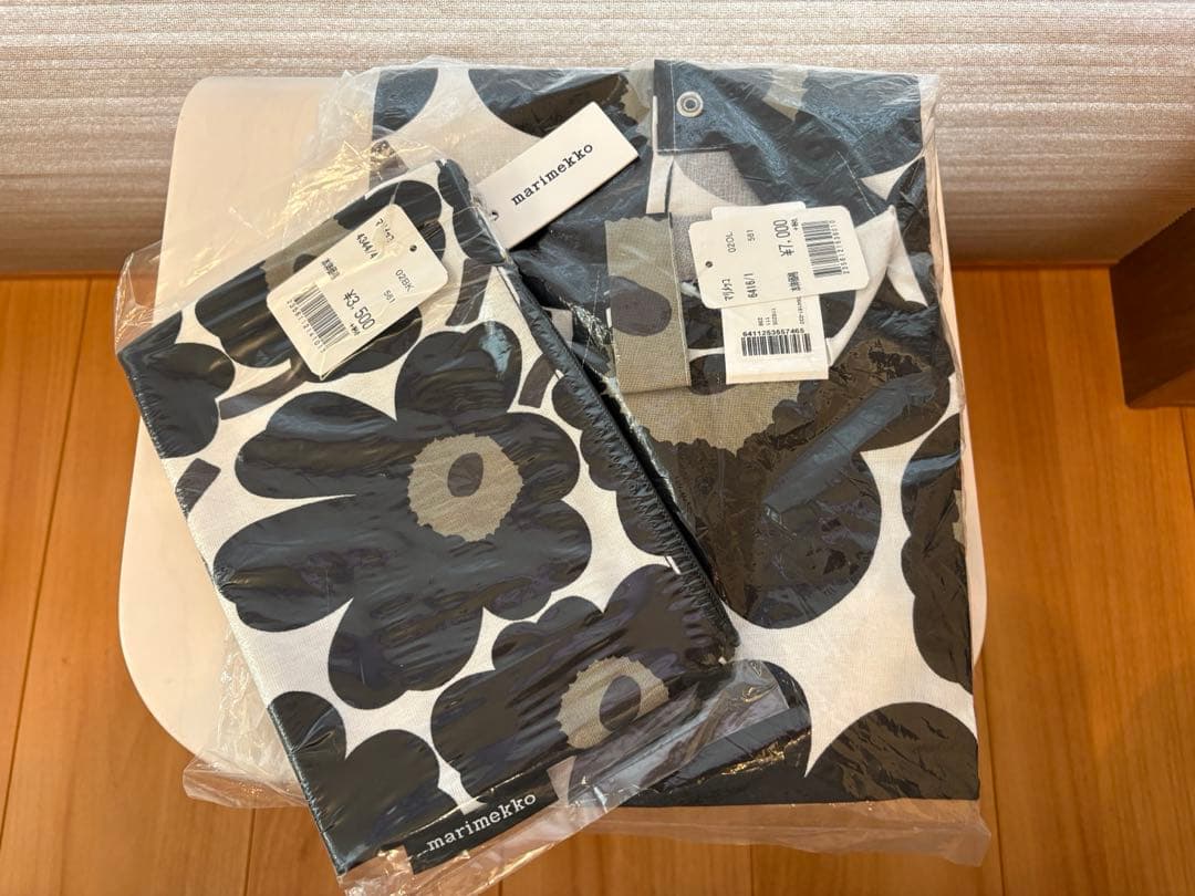 新品未開封　marimekko unikko 黒　エプロン　ポーチ　2点セット