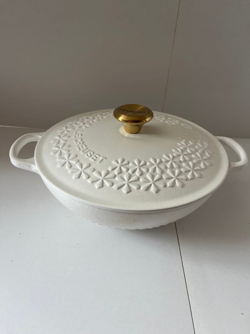 ルクルーゼ　シグニチャー　マルミット　フラワーレリーフ 22cm コットン　①