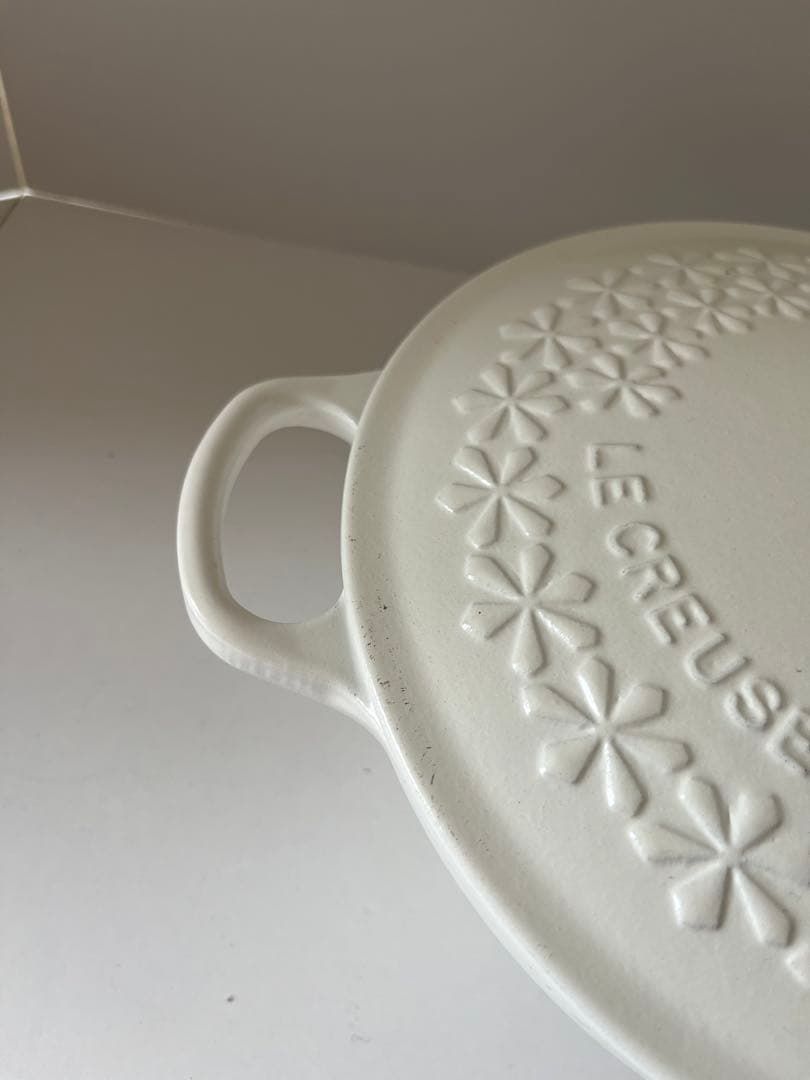 ルクルーゼ　シグニチャー　マルミット　フラワーレリーフ 22cm コットン　①