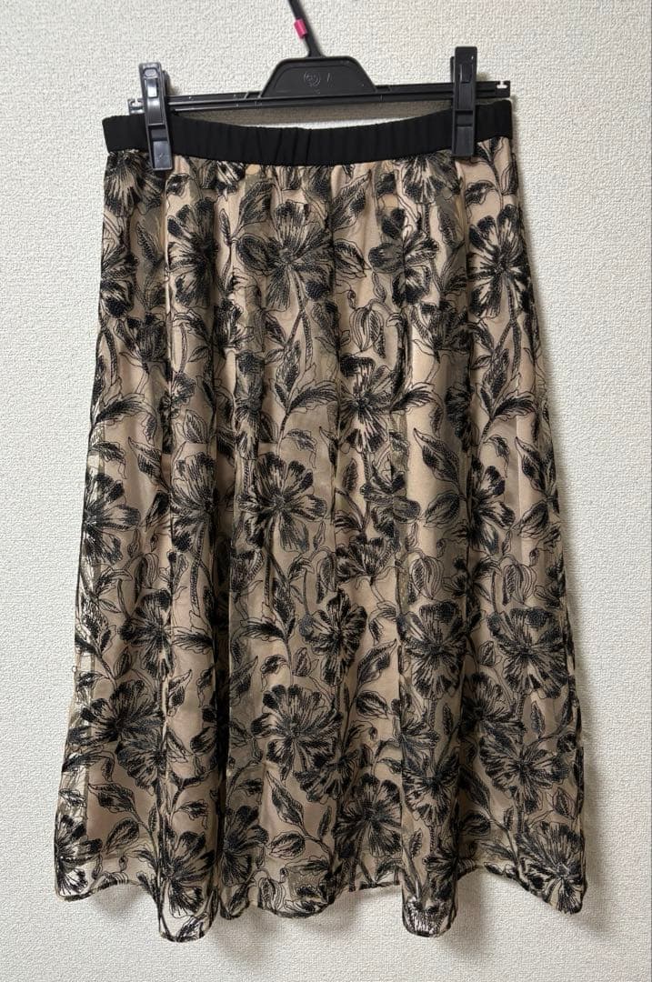 美品 レリアン ブールジュ ボタニカル柄シアースカート