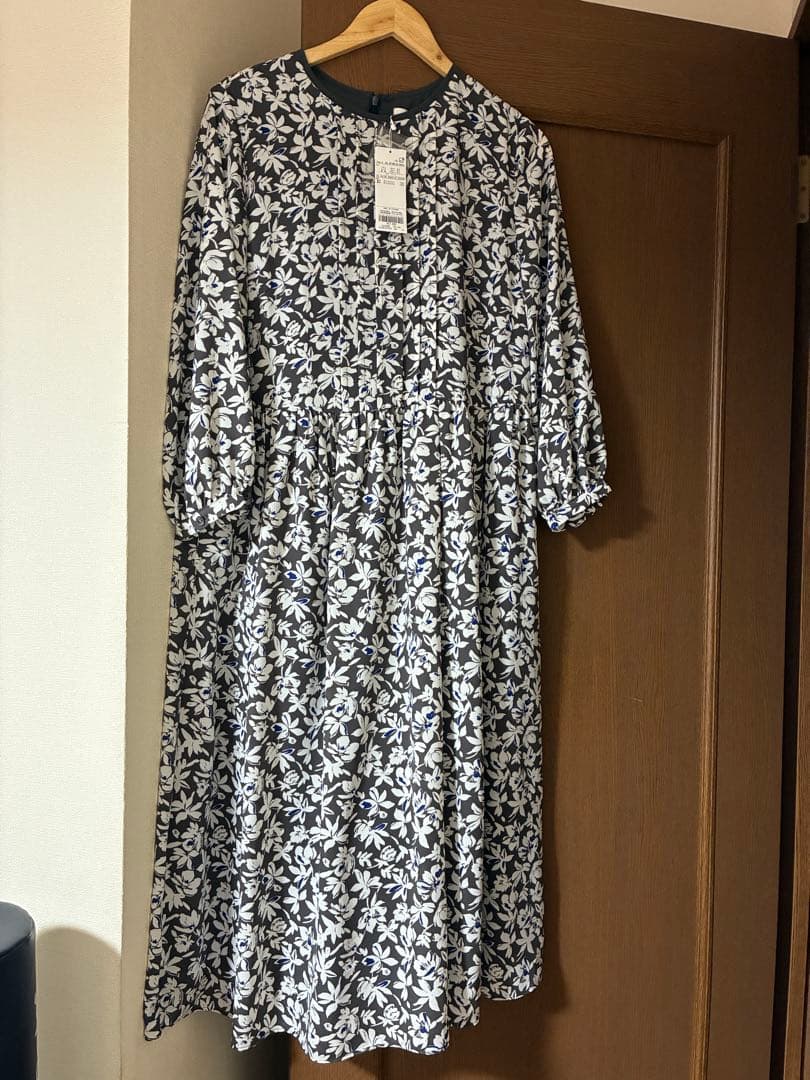 週末まで値下げ　新品　自由区　【洗える】スノーフラワープリント ワンピース　40