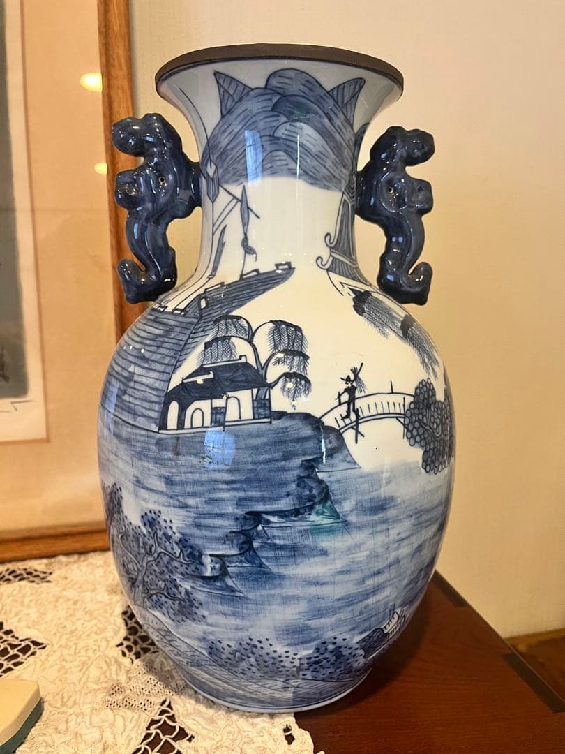 青白い陶器の花瓶 獅子持ち