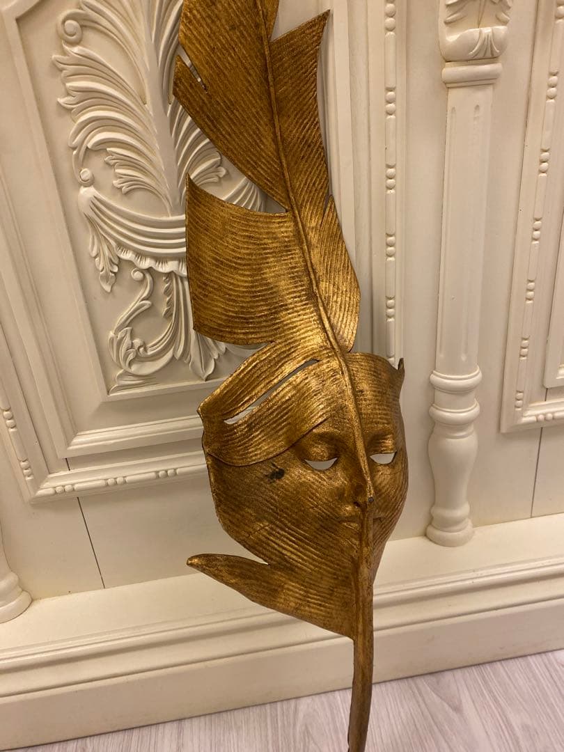 ゴールド　かっこいお面みたいな壁掛けオブジェ