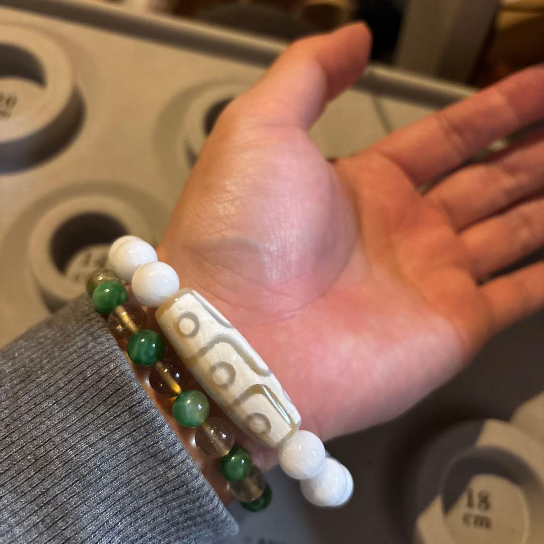 なんじゃこりゃー！こりゃなんじゃこりゃ級！老玉髄九眼天珠！ホワイトジェード！