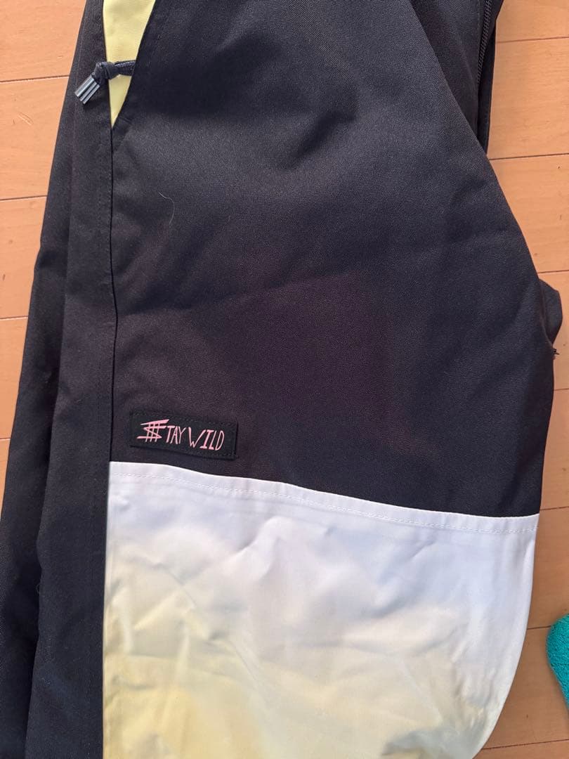 【値下げ】未使用エアブラスター　スノーボードウェア 黒/黄色/白