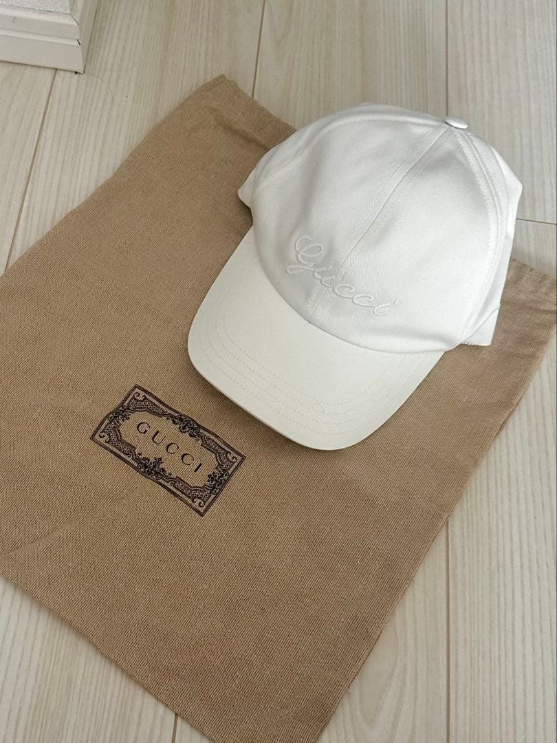 GUCCI ホワイト ベースボールキャップ