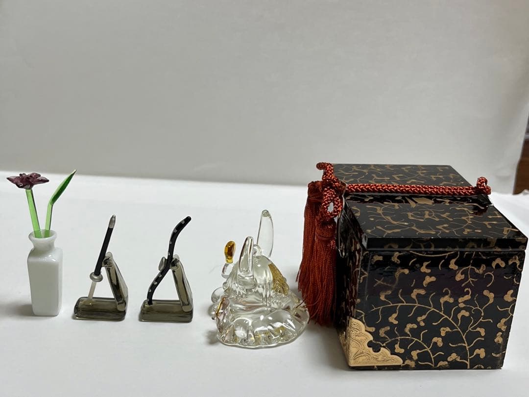 硝子細工金箔兜と黒塗櫃DX