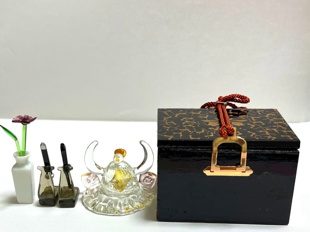 硝子細工金箔兜と黒塗櫃DX