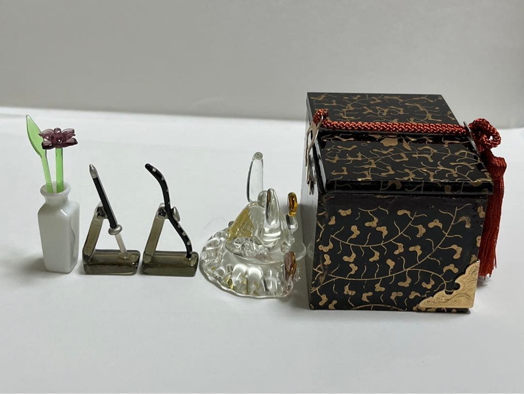 硝子細工金箔兜と黒塗櫃DX