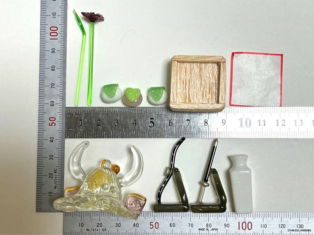 硝子細工金箔兜と黒塗櫃DX