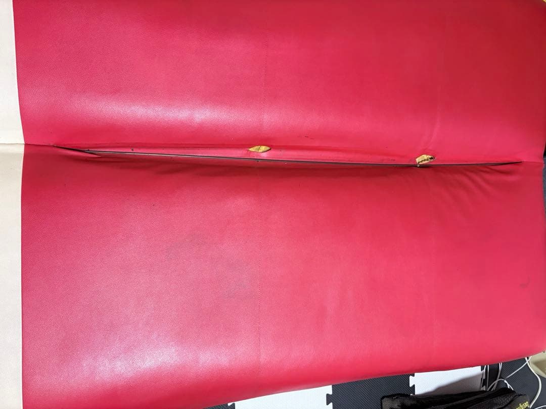 赤と白色のオシャレソファ・ソファベッド