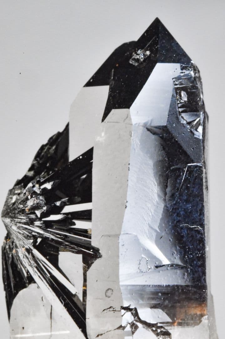 マラウイ産 放射状エジリン付きスモーキークォーツ