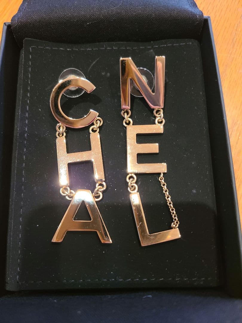 CHANEL ロゴモチーフ ピアス　シャネル